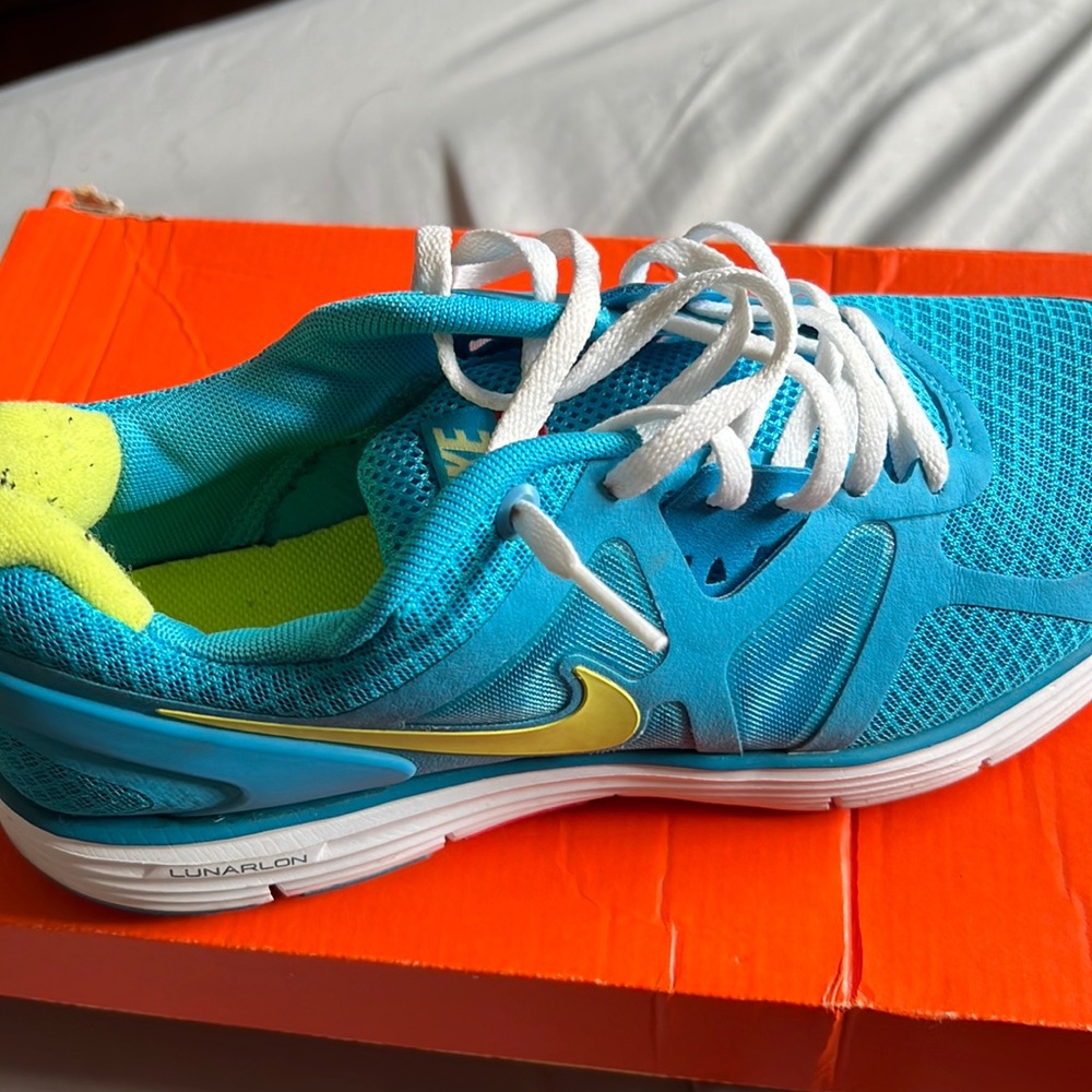 Nike shoes size 9 women